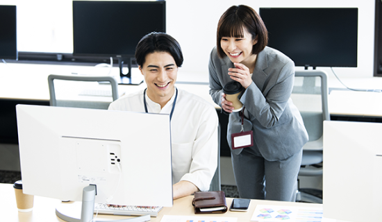 ライターとデザイナーが連携しているイメージ画像